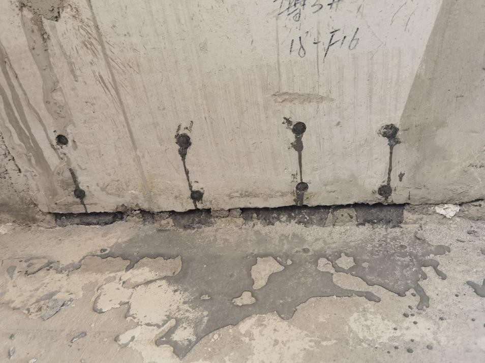 灌浆后出浆孔及底部接缝的浆料渗漏痕迹.jpg 灌浆后出浆孔及底部接缝的浆料渗漏痕迹.jpg